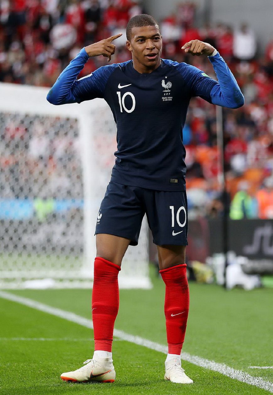 感谢俱乐部，U16国少球员身穿各自俱乐部训练服拍摄全家福（向俱乐部致意，U16国少队员着本队训练服拍全家福）