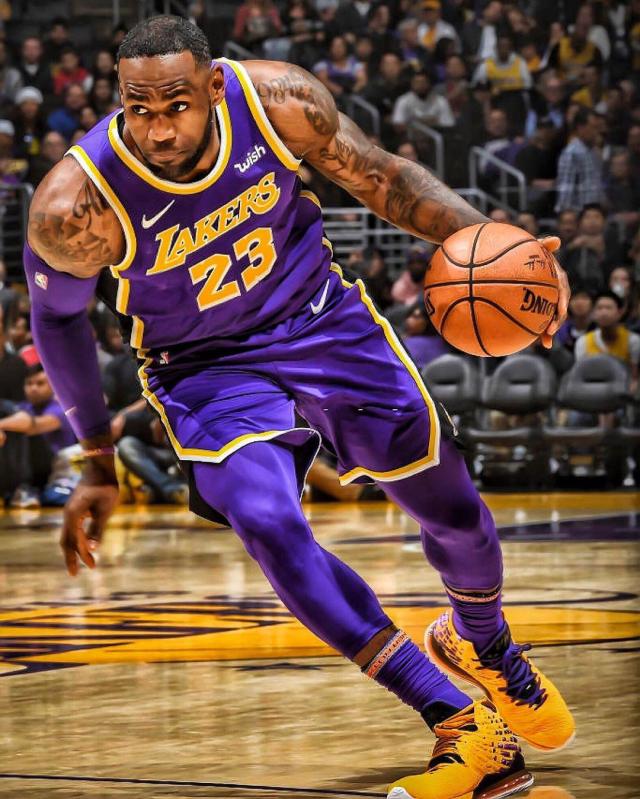 门将精彩救险，引领球队渡过危机（门将神扑救主，带队化险为夷）