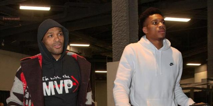 孔蒂：祝贺球员们，必须对他们说谢谢、谢谢、再谢谢（孔蒂盛赞球员：祝贺全队，连声致谢——谢谢、谢谢、再谢谢）