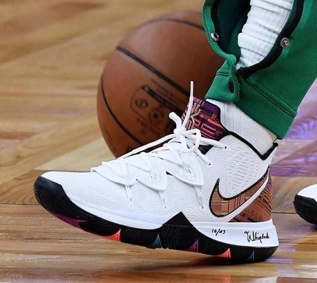 从小透明到全网讨论（从默默无闻到全网热议）