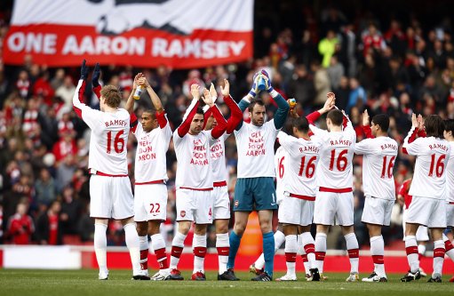 伊涅斯塔造访巴萨基地，与佩德里、费尔明、亚马尔合影（伊涅斯塔探访巴萨基地，与佩德里、费尔明、亚马尔同框合影）