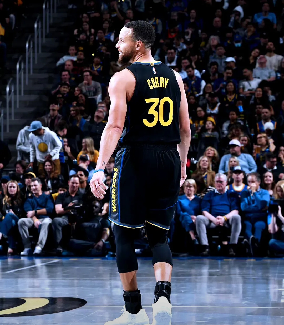 日职联半场：莱奥建功，知念庆破门被吹，鹿岛1-0横滨水手（半场战报：莱奥先拔头筹，知念庆进球被判无效，鹿岛暂1-0领先横滨水手）