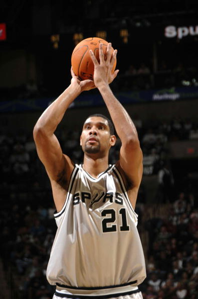 结束全年征程，国安队赛后拉励志标语：明年不服还要再干！（赛季收官，国安队赛后打出励志横幅：不服明年再战）